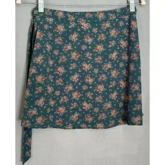 American Eagle Mini Floral Skirt (405) - Picture 8 of 11